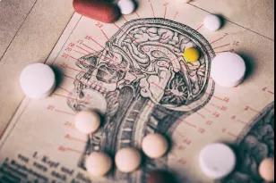 睡多久最合適？體感音樂(lè)給您不同年齡段的睡眠時(shí)間推薦?。? /> 
</div>
<p>
	<br />
</p>
<p>
	“失眠”，正在成為人們生活的常態(tài)。
</p>
<p>
	<strong>失眠的危害</strong> 
</p>
<p>
	<strong>1.會(huì)讓人變胖</strong> 
</p>
<p>
	睡眠時(shí)間和睡眠質(zhì)量影響著我們的體態(tài)。當(dāng)我們感到疲憊時(shí)，身體需要碳水化合物來(lái)維持狀態(tài)。當(dāng)我們產(chǎn)生失眠時(shí)，會(huì)消耗大量能量。會(huì)渴望大量攝入糖類。
</p>
<p>
	長(zhǎng)期睡眠不足會(huì)使瘦素（leptin）水平降低，饑餓素水平升高，產(chǎn)生強(qiáng)烈的饑餓感，無(wú)形之中會(huì)促使攝入量增加，體態(tài)變胖。即使只有一夜睡眠不足也會(huì)使饑餓素水平升高，讓人更加渴望高熱量、高碳水化合物的食物。
</p>
<p>
	<strong>2、會(huì)讓人變丑</strong> 
</p>
<p>
	睡眠質(zhì)量差真的會(huì)讓人變丑。據(jù)英國(guó)薩里大學(xué)研究發(fā)現(xiàn)，每晚睡眠不足6小時(shí)，持續(xù)一周，人體內(nèi)就會(huì)有711種基因功能改變，涉及新陳代謝功能，皮膚油脂分泌過(guò)多，飲食量增大，黑眼圈腫眼袋。
</p>
<p>
	<strong>3、導(dǎo)致抵抗力下降</strong> 
</p>
<p>
	睡眠質(zhì)量對(duì)免疫系統(tǒng)至關(guān)重要。當(dāng)我們睡覺(jué)時(shí)，體內(nèi)的免疫系統(tǒng)會(huì)做大量工作，清理細(xì)菌和病毒。睡眠時(shí)間少于7小時(shí)，患感冒的可能性也將會(huì)增加。
</p>
<p>
	<strong>4、導(dǎo)致精神障礙</strong> 
</p>
<p>
	研究表明，持續(xù)1周失眠的人會(huì)變得焦躁、恐懼、緊張、注意力不集中等，嚴(yán)重時(shí)還可能出現(xiàn)定向障礙或共濟(jì)失調(diào)，并可能出現(xiàn)幻覺(jué)、妄想等嚴(yán)重的精神障礙。連續(xù)失眠還會(huì)使人白天精神萎靡或不能保持旺盛的精力，進(jìn)而影響社會(huì)功能。
</p>
<p>
	<strong>睡多久最合適？</strong> 
</p>
<p>
	通常認(rèn)為最理想的睡眠長(zhǎng)度為8小時(shí)，每個(gè)人可能在此基礎(chǔ)上有增有減。一般的睡眠周期為90分鐘。
</p>
<p>
	不同年齡段的睡眠時(shí)間推薦：
</p>
<blockquote style=